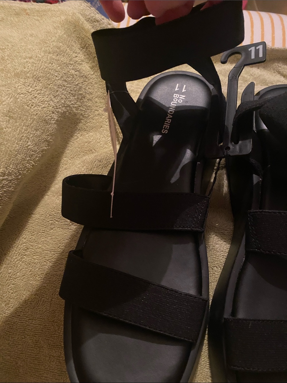 No Boundaries Black Elastic Strap Sandals - Picture 4 of 6